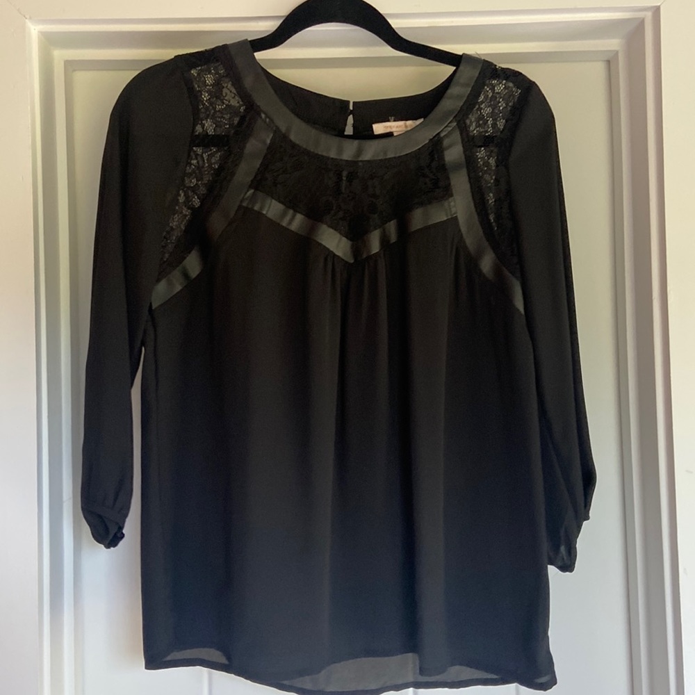 Black 3/4 sleeve top Size Small. Skies are Blue